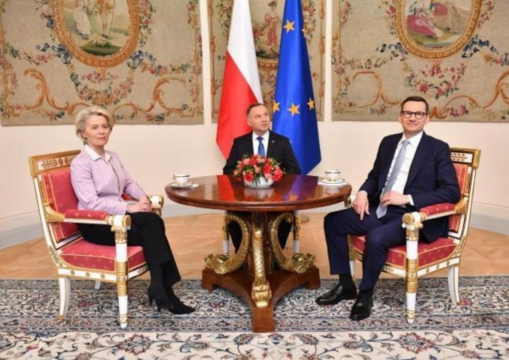 De voorzitter van de Europese Commissie, de Poolse president en de Poolse premier. De voorzitter van de Europese Commissie, de Poolse president en de Poolse premier.