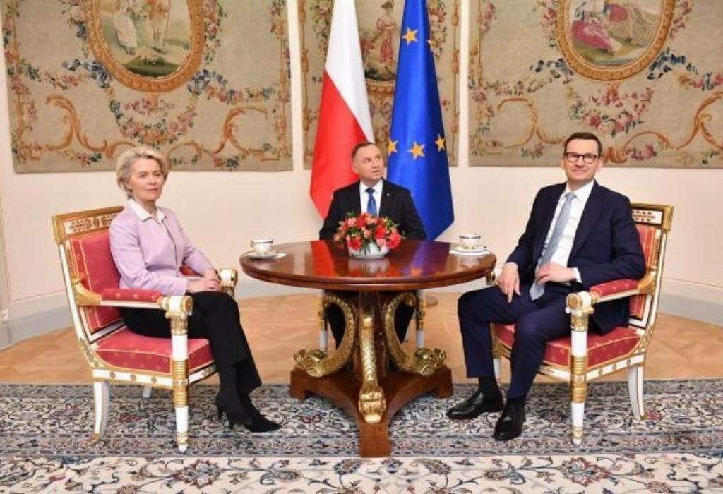 De voorzitter van de Europese Commissie, de Poolse president en de Poolse premier. De voorzitter van de Europese Commissie, de Poolse president en de Poolse premier.